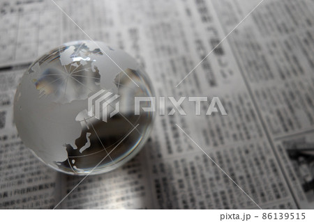 ガラスの地球儀と新聞　グローバルなニュースや時事問題 イメージ 86139515