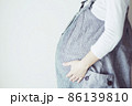 横向きの妊婦 86139810