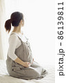 窓辺に座る妊婦 86139811