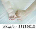 指をつかむ赤ちゃんの手 86139813