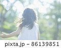 女の子の後ろ姿  86139851