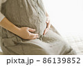 お腹を抱える妊婦  86139852