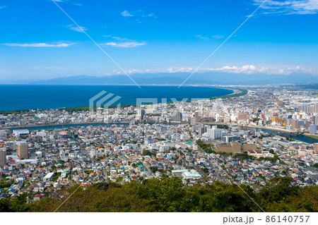 静岡県沼津市 香貫山公園から見る沼津の街並みと駿河湾 86140757