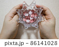 王冠のガラスにピンク色をいれて　真ん中に 86141028