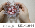 王冠のガラスにピンク色をいれて　左側に 86141044