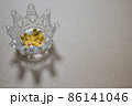 王冠にお花　黄色　左側に 86141046