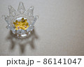 王冠とお花　ピントを王冠に 86141047