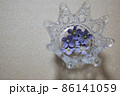 王冠にパープルのお花　大きめ 86141059