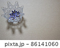 王冠にパープルのお花　左側 86141060