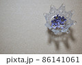 王冠にパープルのお花　右側 86141061