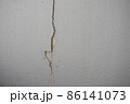 マンションの壁にひび割れ　真ん中 86141073