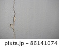 マンションの壁にひび割れ　左側 86141074
