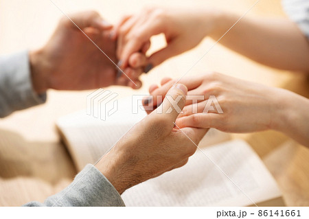 祈る 信仰 手元 祈る 信仰 手元 86141661