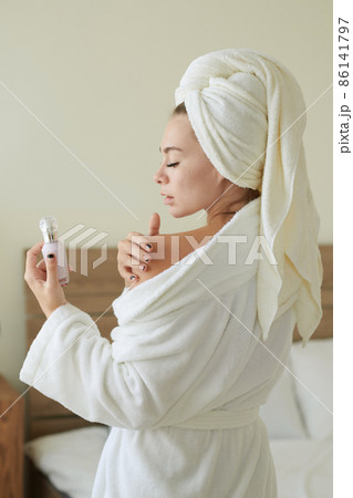 Woman Applying Body Serum 86141797