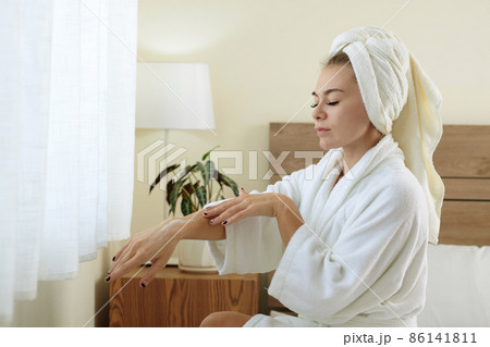 Woman Applying Moisturizing Lotion 86141811