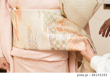 着物着付け作業 86143293