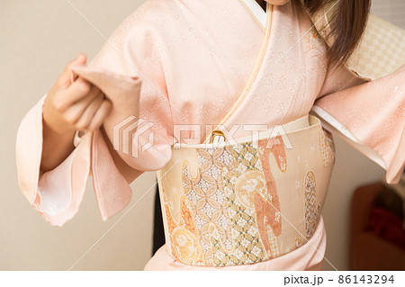 着物着付け作業 着物着付け作業 86143294