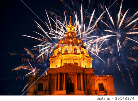 Celebratory colorful fireworks over the Les Invalides (The National Residence of the Invalids) at night. Paris, France 86143374