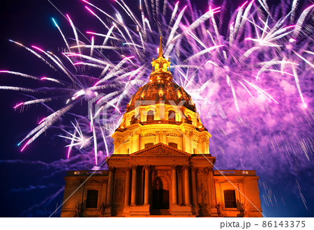 Celebratory colorful fireworks over the Les Invalides (The National Residence of the Invalids) at night. Paris, France 86143375