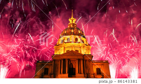 Celebratory colorful fireworks over the Les Invalides (The National Residence of the Invalids) at night. Paris, France 86143381