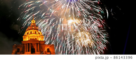 Celebratory colorful fireworks over the Les Invalides (The National Residence of the Invalids) at night. Paris, France 86143396