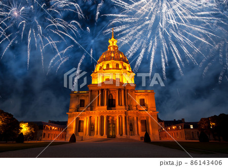 Celebratory colorful fireworks over the Les Invalides (The National Residence of the Invalids) at night. Paris, France 86143406