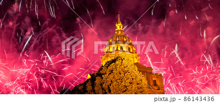 Celebratory colorful fireworks over the Les Invalides (The National Residence of the Invalids) at night. Paris, France 86143436