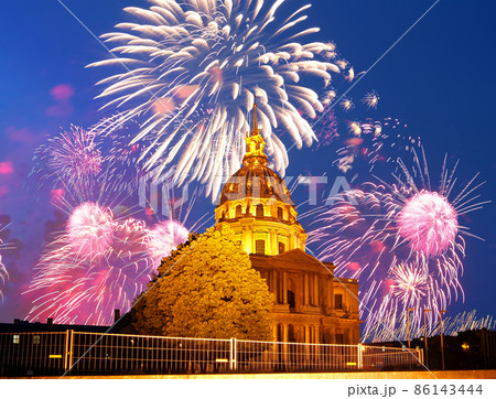 Celebratory colorful fireworks over the Les Invalides (The National Residence of the Invalids) at night. Paris, France 86143444