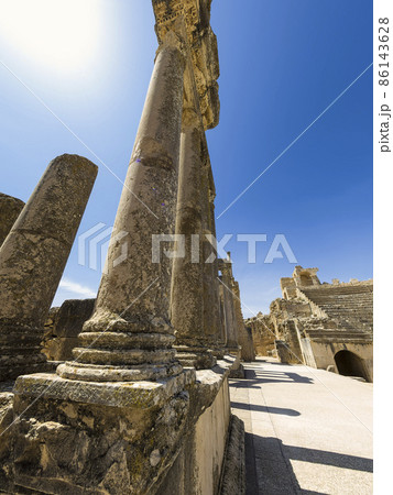 チュニジア ドゥッガ遺跡 古代劇場 / Roman Ruins of Dougga, Tunisia 86143628