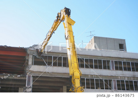 老朽化した公共建造物の解体作業をする重機 老朽化した公共建造物の解体作業をする重機 86143675