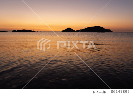 太平洋日向灘に昇る日出で黄昏色に染る日南海岸大堂津浜沖合いのひょっこりひょうたん島に似た大島 86145895