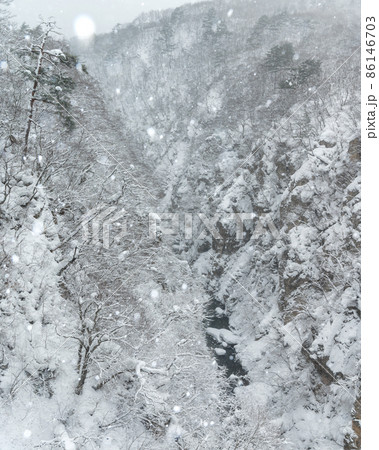 宮城県大崎市　吹雪の鳴子峡 86146703