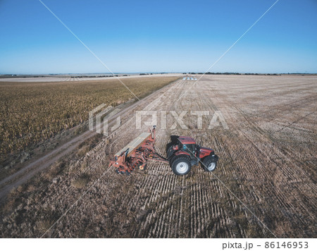 Tractor and seeder, direct sowing in the pampa, Argentina Tractor and seeder, direct sowing in the pampa, Argentina 86146953