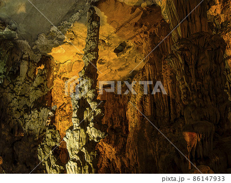 ベトナム ハロン湾 ダウゴー島 【ダウゴー洞窟】 Dau Go Cave, Vietnam 86147933