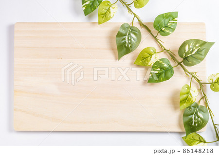 【料理】木製のまな板と緑の葉　背景素材 86148218