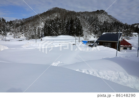 豪雪地の雪原と里山、民家 福島県只見町 豪雪地の雪原と里山、民家 福島県只見町 86148290