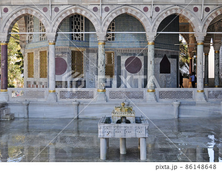 トルコ　イスタンブール　トプカプ宮殿のアーチと壁の紋様 86148648