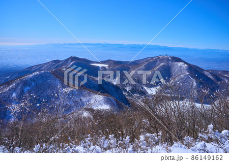 冬の群馬県赤城山 黒檜山頂の絶景スポットから南西側(駒ヶ岳,長七郎山,小沼,富士山,地蔵岳など)を見 冬の群馬県赤城山 黒檜山頂の絶景スポットから南西側(駒ヶ岳,長七郎山,小沼,富士山,地蔵岳など)を見 86149162