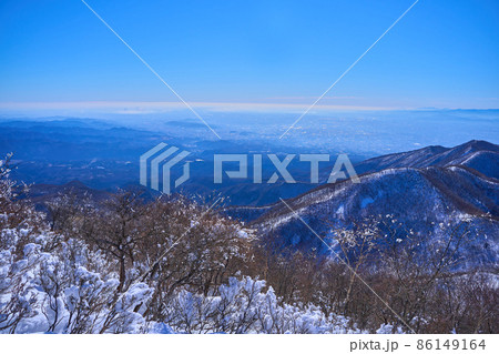 冬の群馬県赤城山 黒檜山頂の絶景スポットから南側(駒ヶ岳,桐生市,伊勢崎市方面)を見る 冬の群馬県赤城山 黒檜山頂の絶景スポットから南側(駒ヶ岳,桐生市,伊勢崎市方面)を見る 86149164