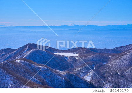 冬の群馬県赤城山 黒檜山頂の絶景スポットから南西側(駒ヶ岳,長七郎山,小沼,富士山など)を見る 86149170