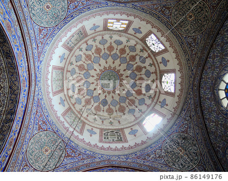 トルコ　イスタンブール　イエニ･ジヤーミイ　ドームの天井 86149176