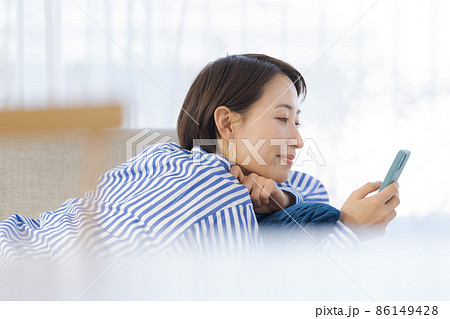 ソファ　くつろぐ　30代女性　横顔 86149428