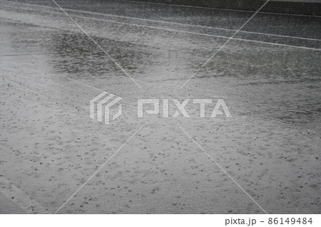 土砂降りの雨(ゲリラ豪雨)のイメージ 土砂降りの雨(ゲリラ豪雨)のイメージ 86149484