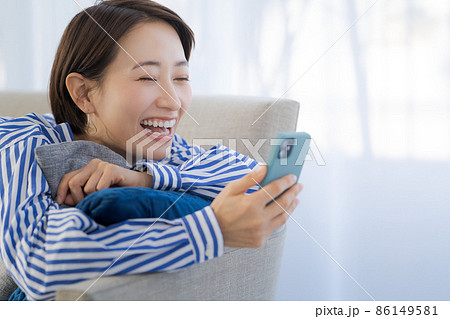 スマホ 笑顔 30代女性 スマホ 笑顔 30代女性 86149581