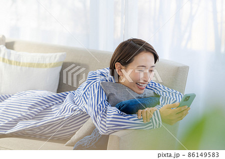 ソファ くつろぐ 30代女性 ソファ くつろぐ 30代女性 86149583
