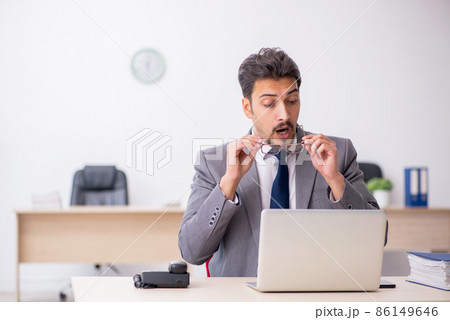 Young male employee working in the office Young male employee working in the office 86149646