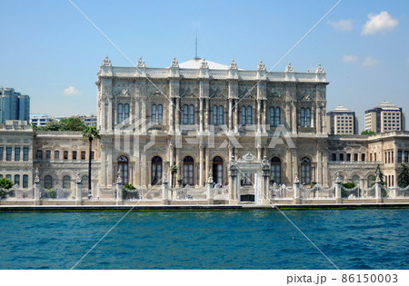 トルコ　イスタンブール　ボスポラス海峡クルーズ往路　ドルマバフチェ宮殿の正面玄関 86150003