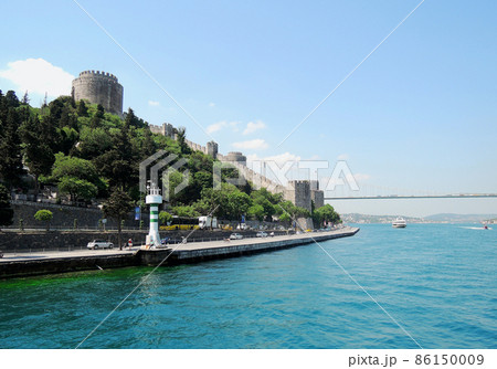 トルコ　イスタンブール　ボスポラス海峡クルーズ往路　ルメリ・ヒサルと第二ボスポラス大橋 86150009