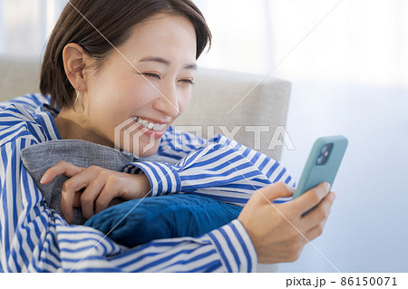 ソファ くつろぐ 30代女性 ソファ くつろぐ 30代女性 86150071