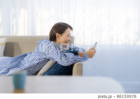 ソファ　くつろぐ　30代女性　横顔 86150076